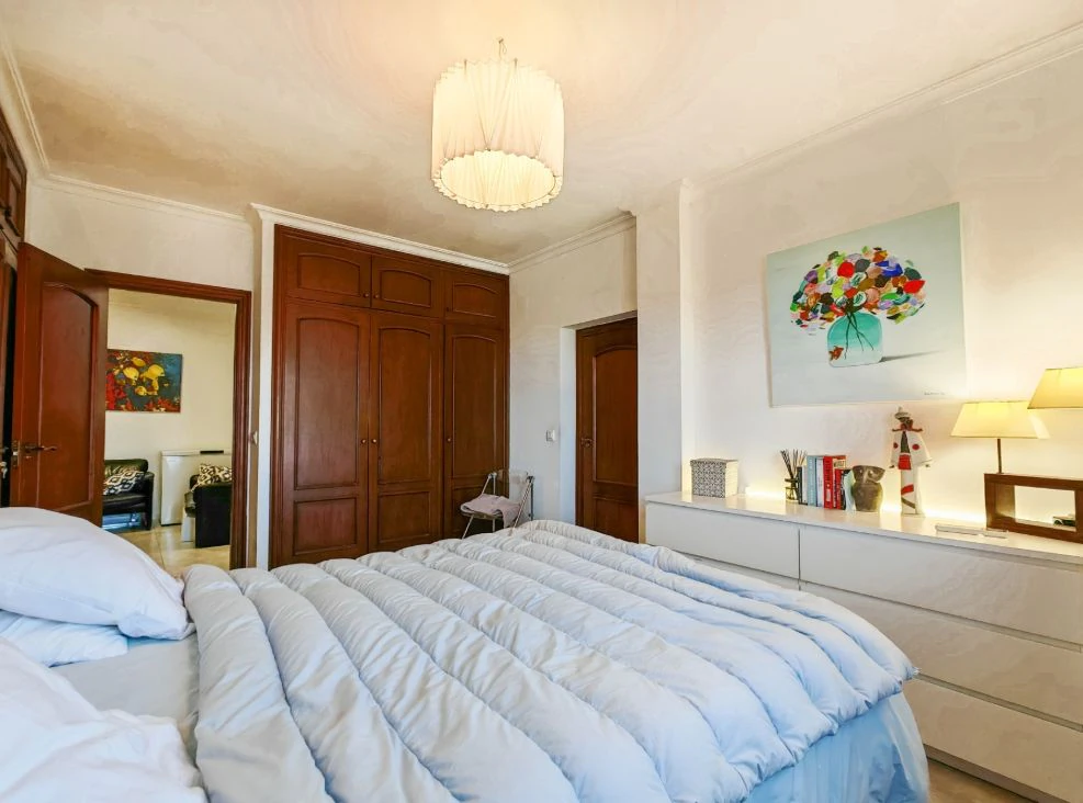 Villa méditerranéenne rénovée avec vue sur la mer à Dénia – prête à emménager.