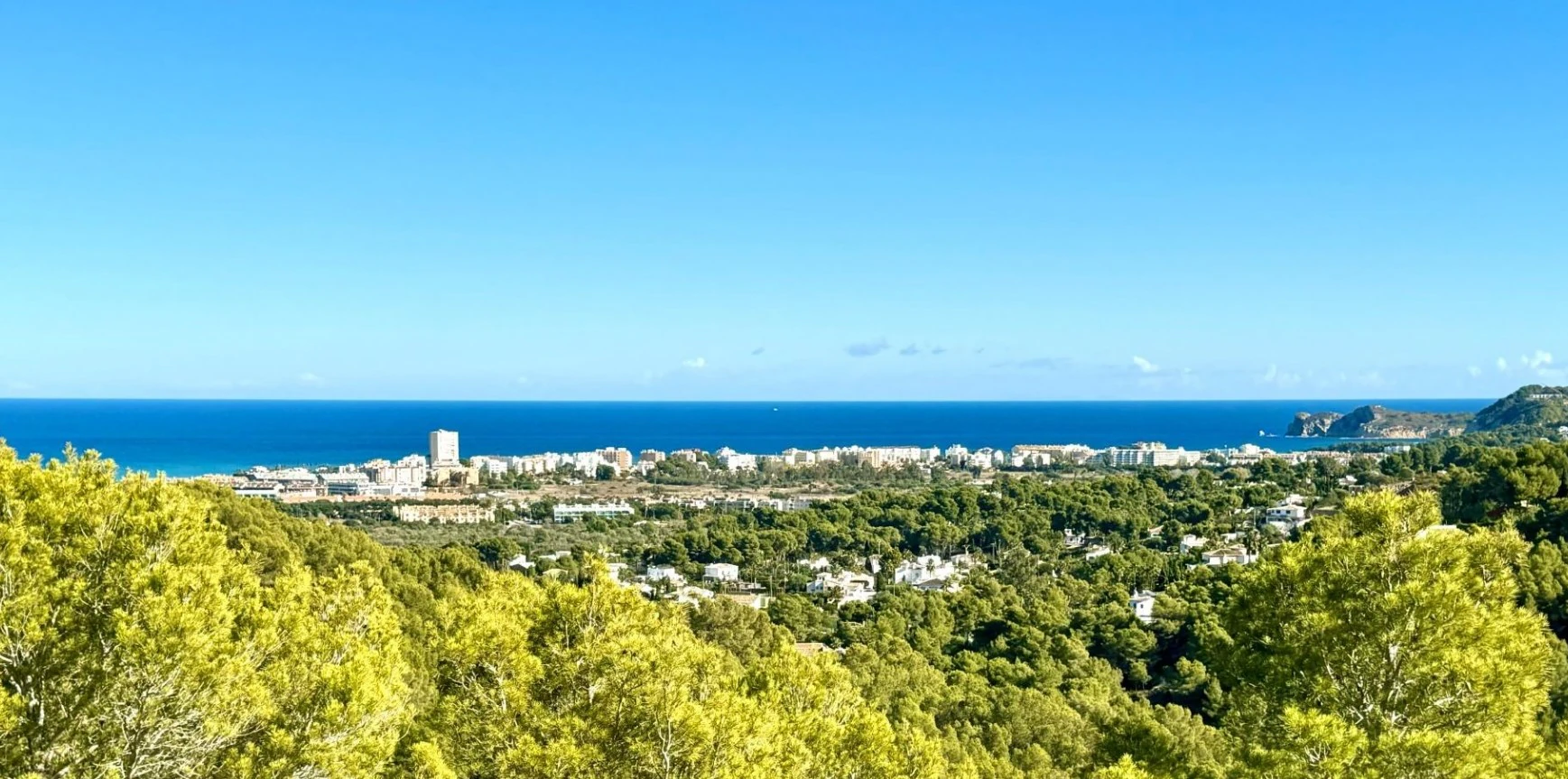 Espectacular villa moderna con orientación sur y vistas al mar en Javea