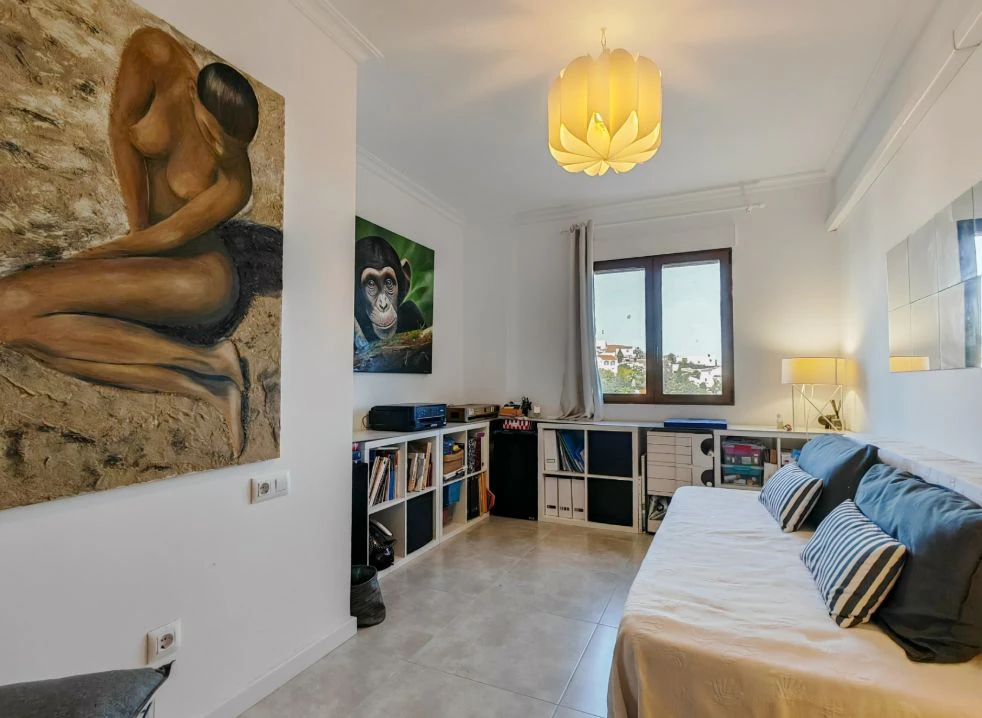 Villa méditerranéenne rénovée avec vue sur la mer à Dénia – prête à emménager.