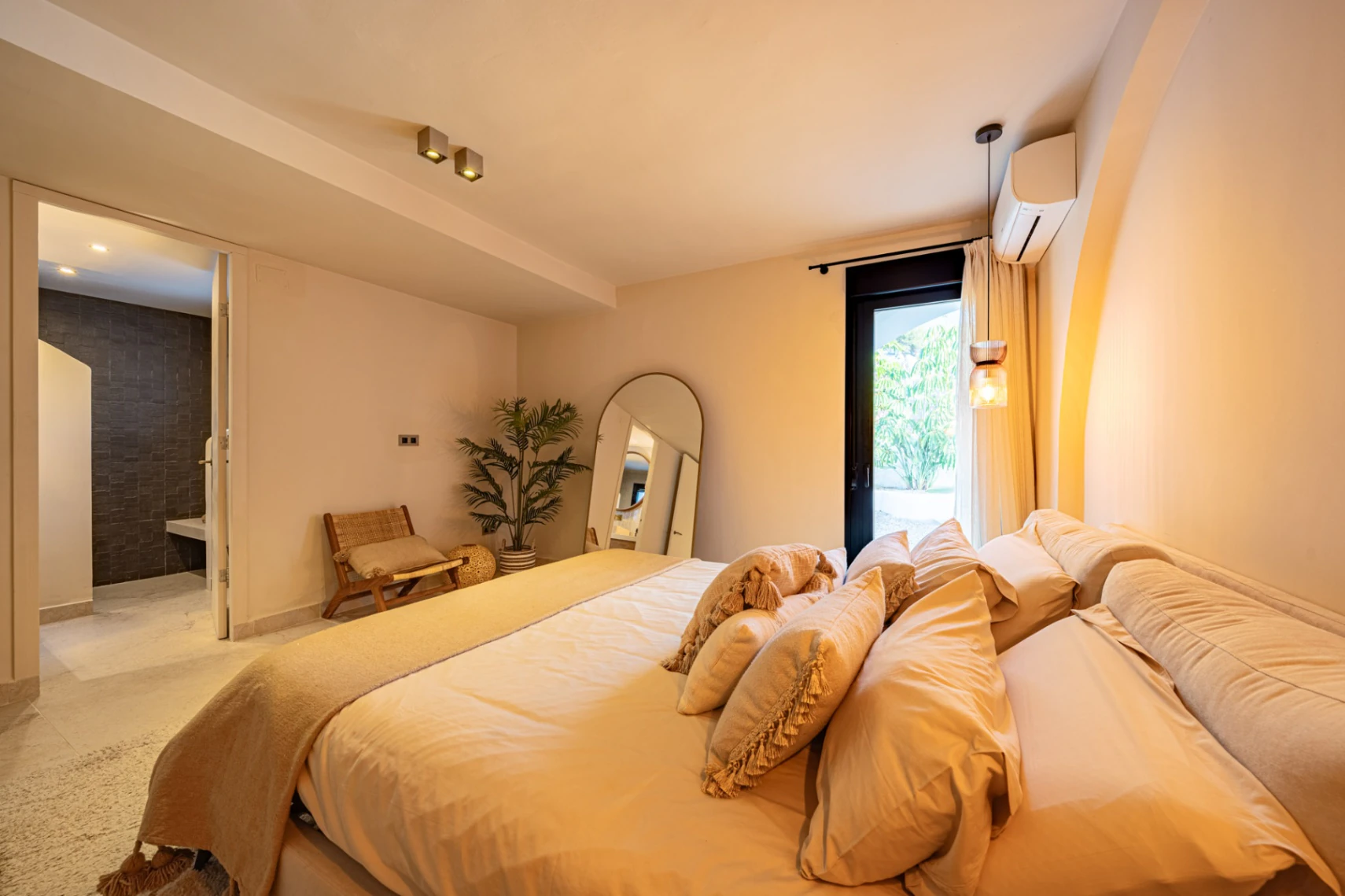 Chalet en venta de 5 dormitorios con piscina en Jávea