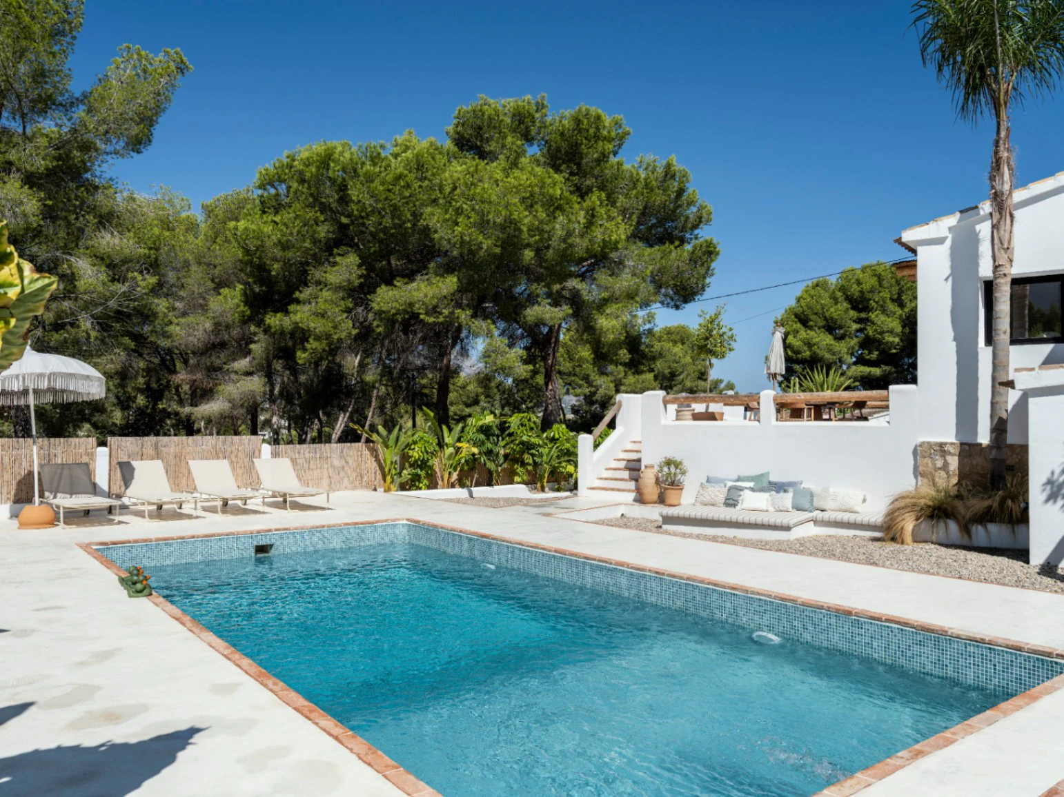 Chalet en venta de 5 dormitorios con piscina en Jávea