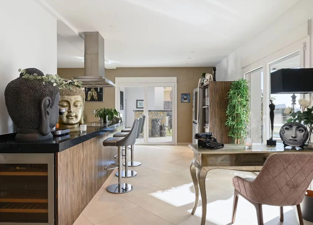 Villa de luxe à Moraira avec 5 suites privées, domotique avancée et espaces extérieurs conçus pour le style de vie méditerranéen.
