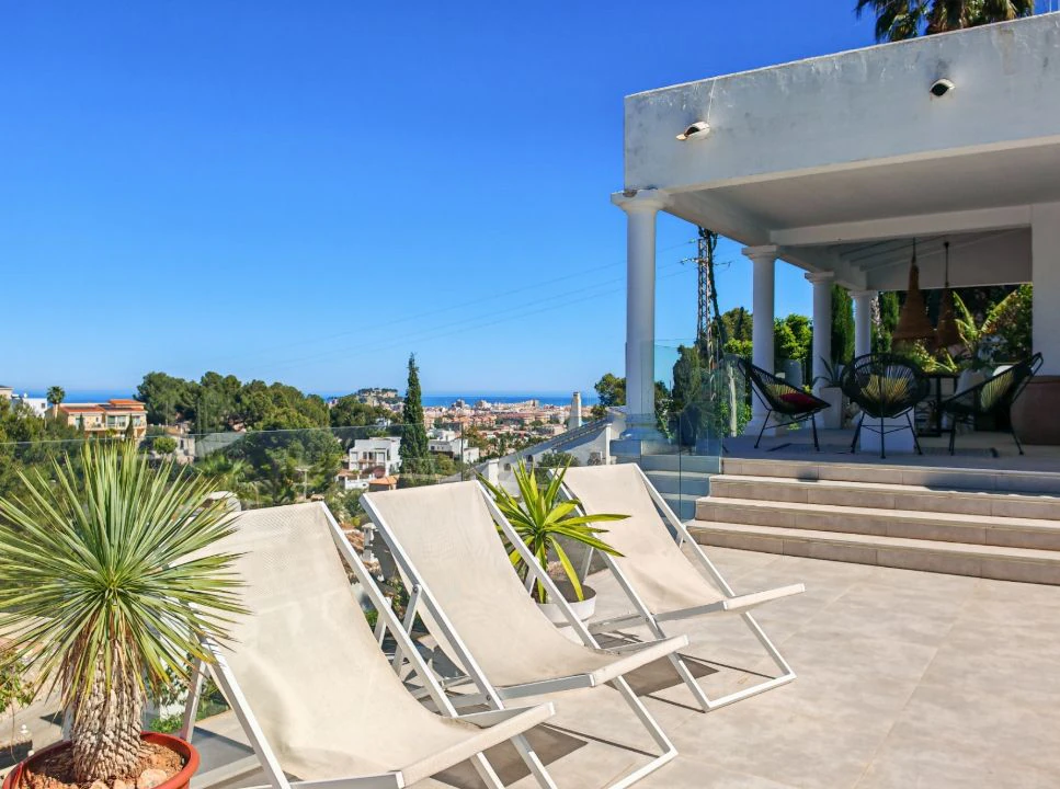 Villa méditerranéenne rénovée avec vue sur la mer à Dénia – prête à emménager.