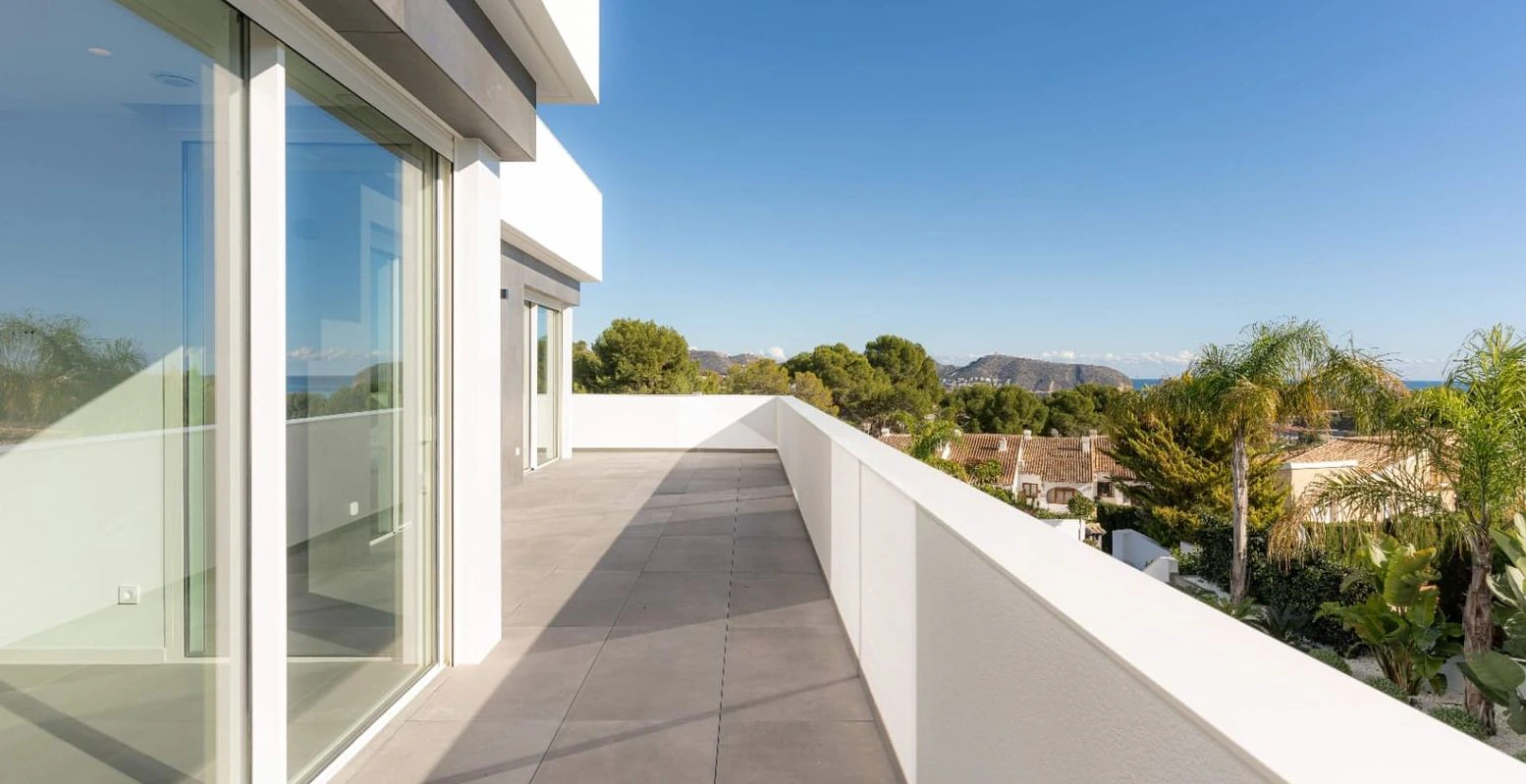 Villa moderna en Moraira con vistas al mar, amplias terrazas y ubicación privilegiada en la Costa de Benissa