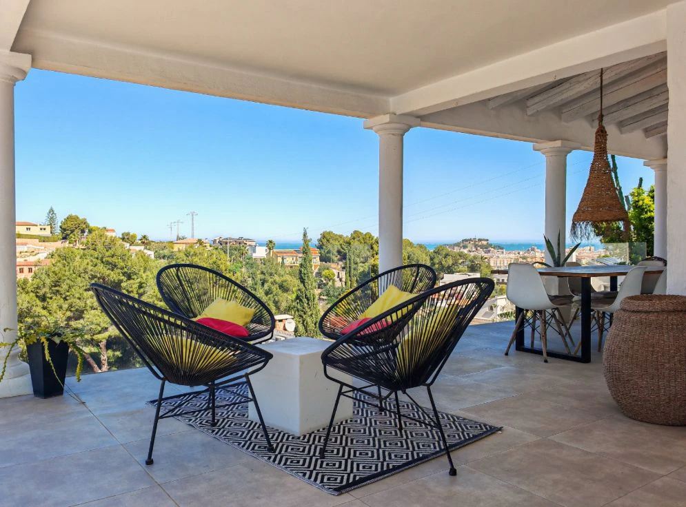 Villa méditerranéenne rénovée avec vue sur la mer à Dénia – prête à emménager.