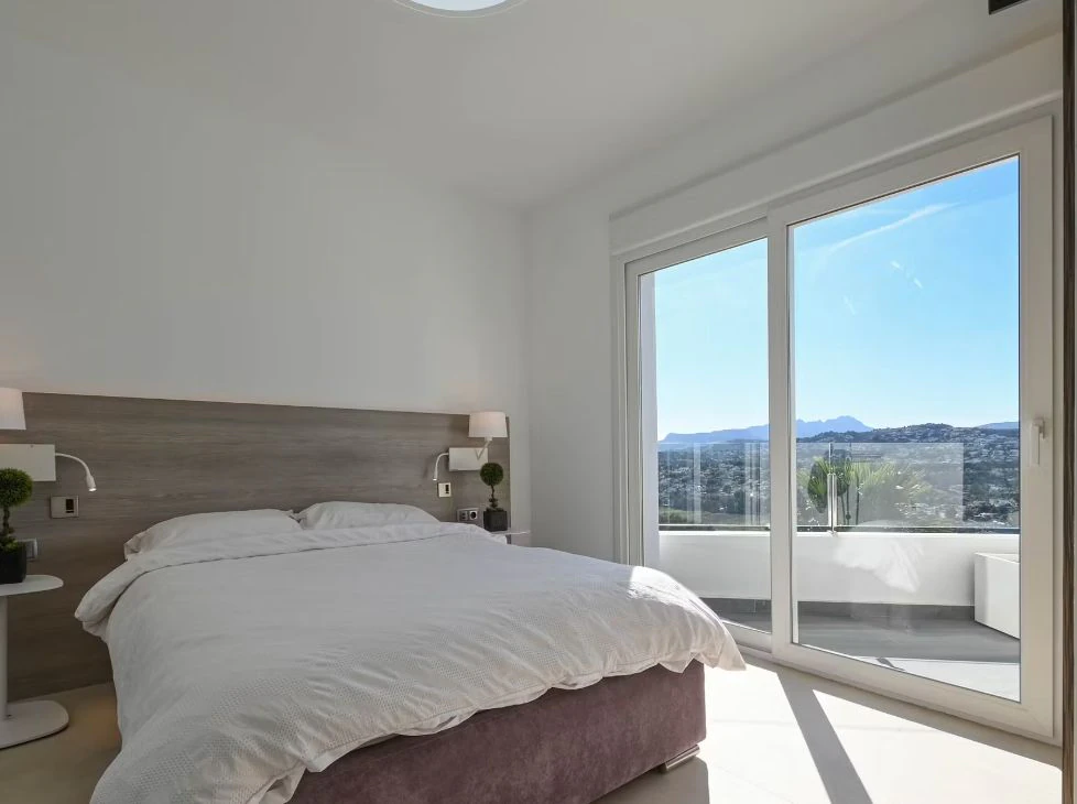 Villa de luxe à Moraira avec 5 suites privées, domotique avancée et espaces extérieurs conçus pour le style de vie méditerranéen.