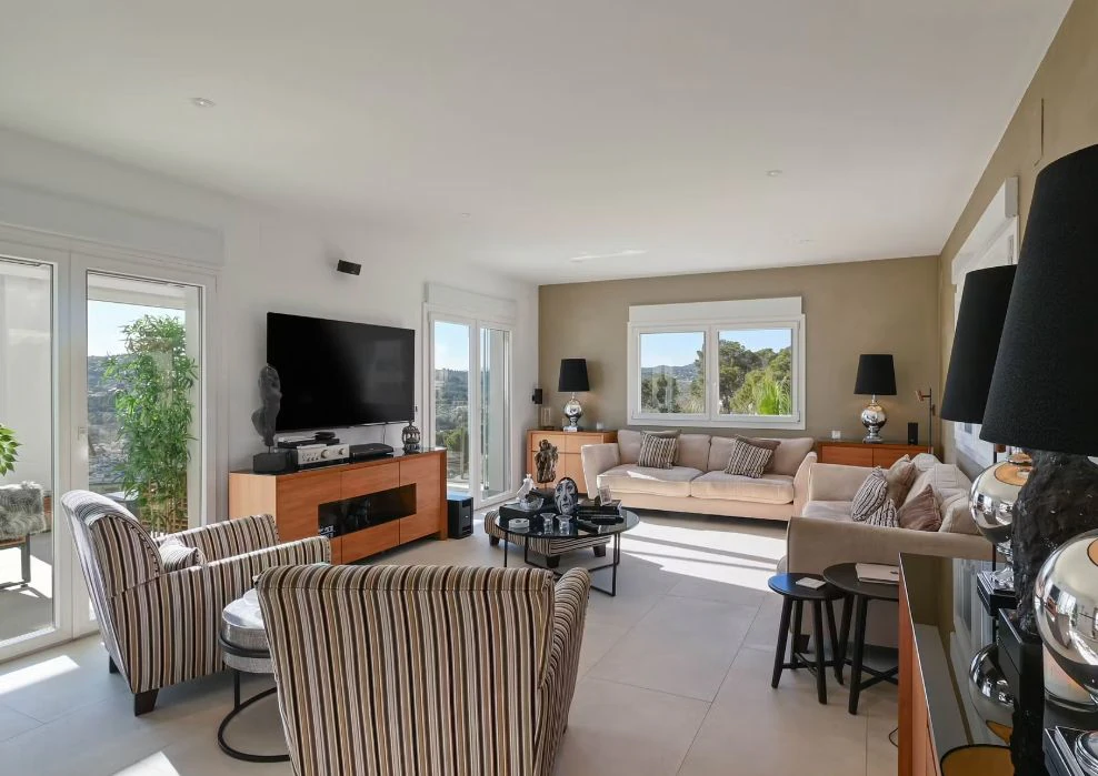 Villa de luxe à Moraira avec 5 suites privées, domotique avancée et espaces extérieurs conçus pour le style de vie méditerranéen.