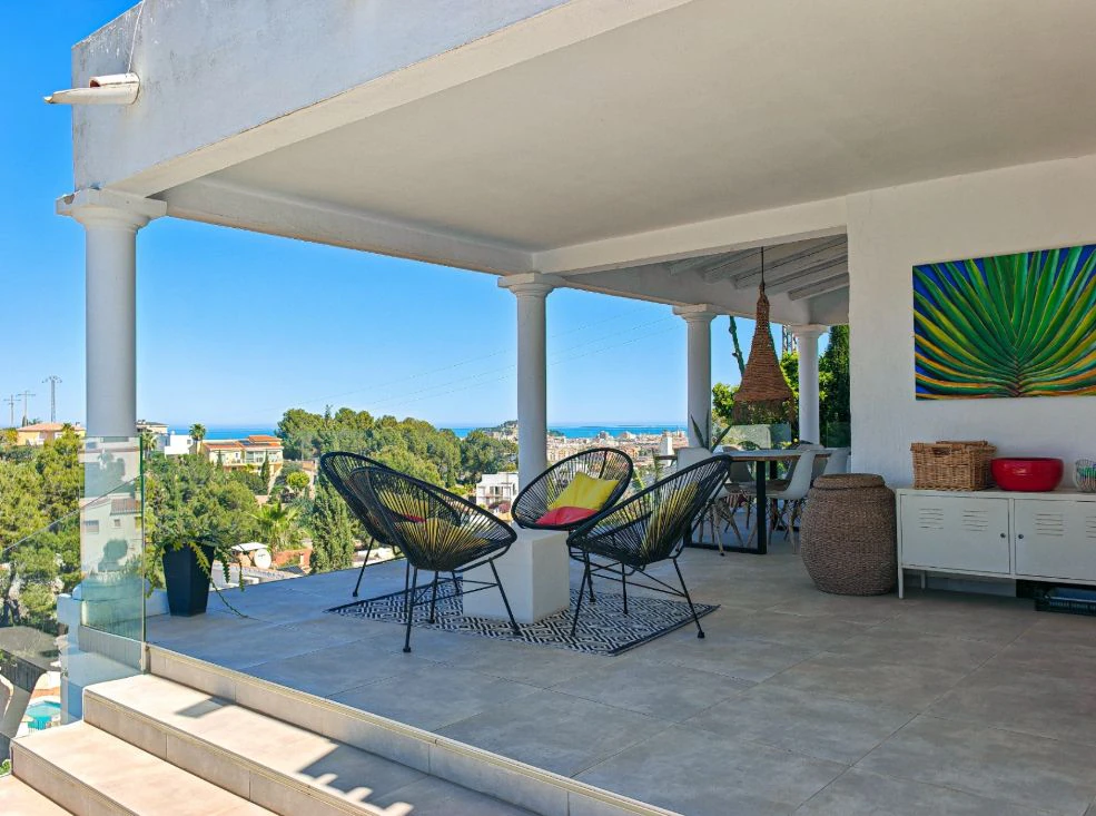 Villa méditerranéenne rénovée avec vue sur la mer à Dénia – prête à emménager.