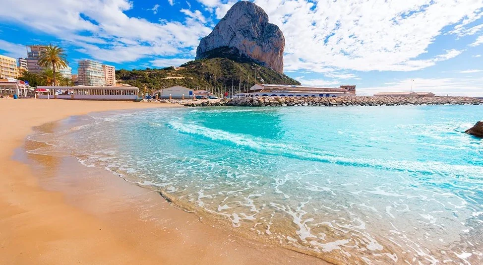 Parcela con vistas al mar en Calpe con licencia