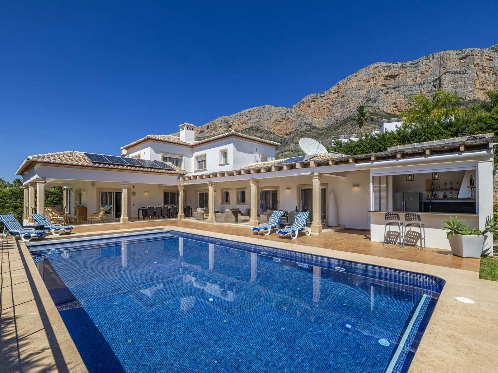 Villa de lujo con domótica, piscina climatizada y vistas al Montgó en Jávea