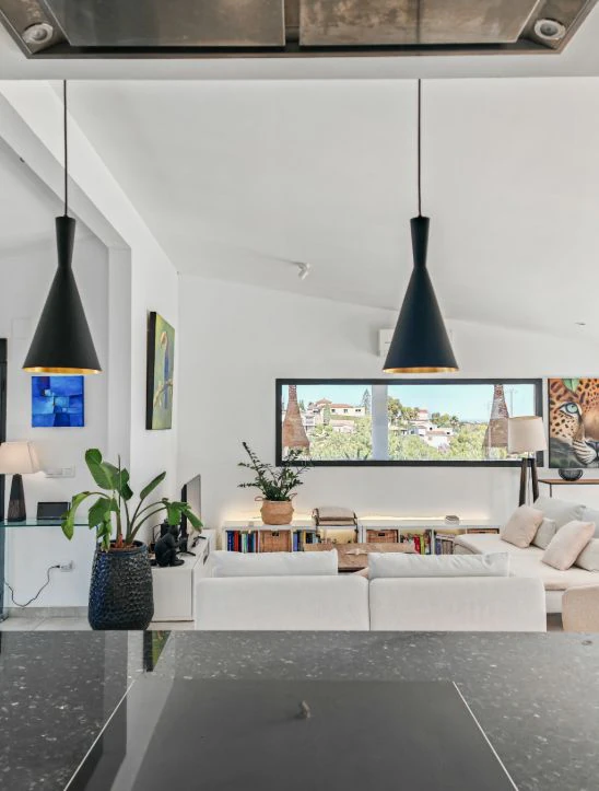 Villa méditerranéenne rénovée avec vue sur la mer à Dénia – prête à emménager.