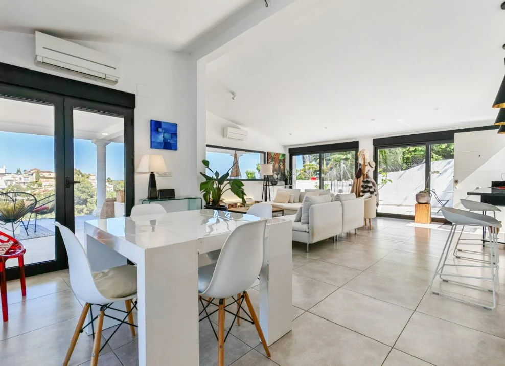Villa méditerranéenne rénovée avec vue sur la mer à Dénia – prête à emménager.