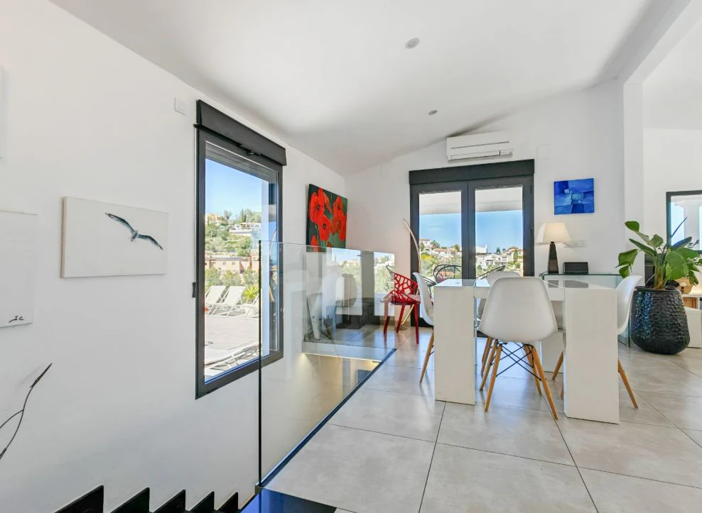 Villa méditerranéenne rénovée avec vue sur la mer à Dénia – prête à emménager.