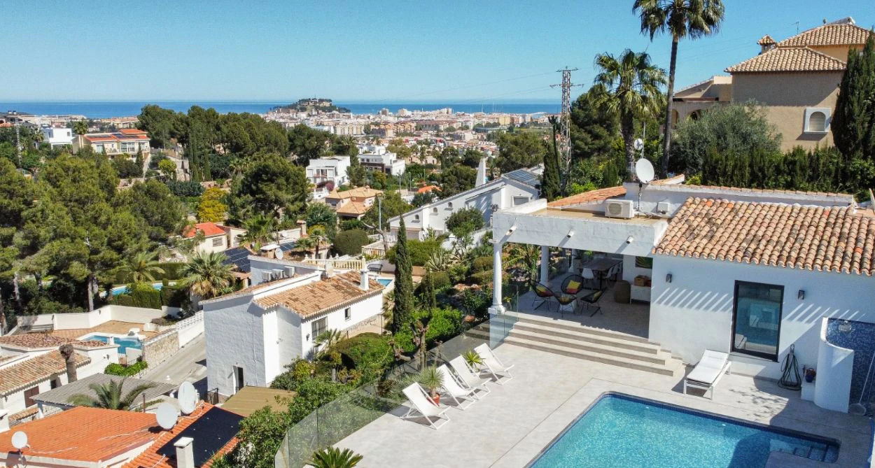 Villa méditerranéenne rénovée avec vue sur la mer à Dénia – prête à emménager.