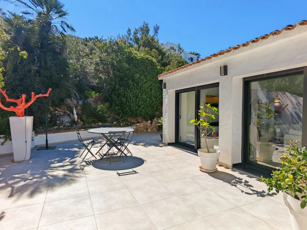 Villa méditerranéenne rénovée avec vue sur la mer à Dénia – prête à emménager.