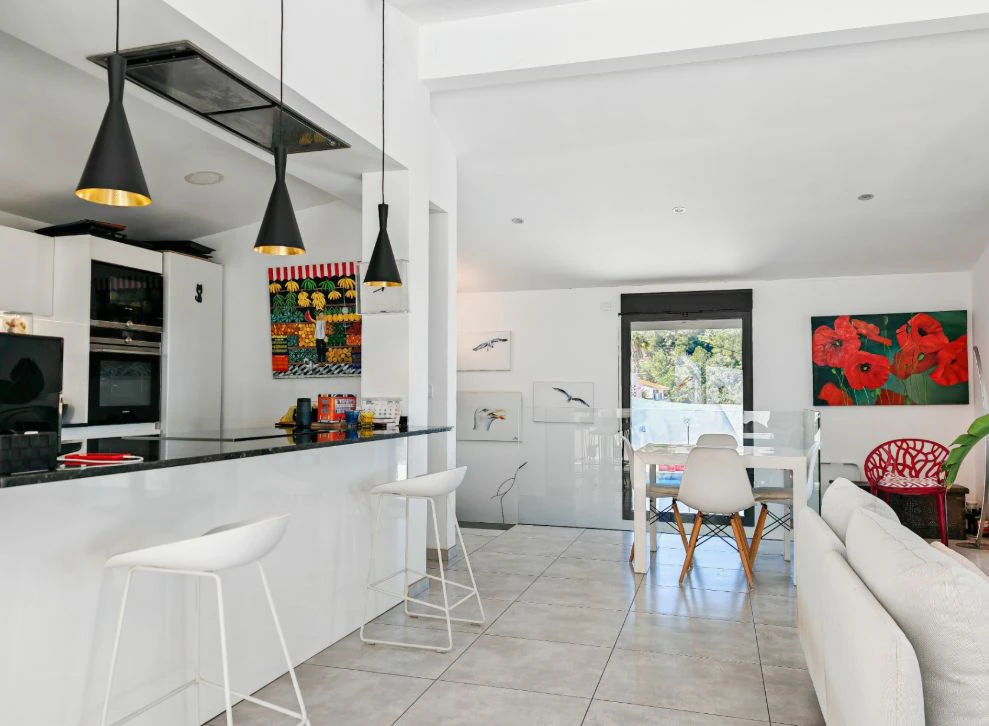 Villa méditerranéenne rénovée avec vue sur la mer à Dénia – prête à emménager.