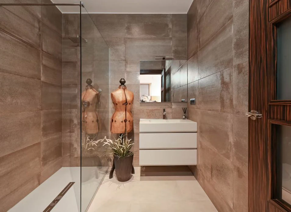 Villa de luxe à Moraira avec 5 suites privées, domotique avancée et espaces extérieurs conçus pour le style de vie méditerranéen.