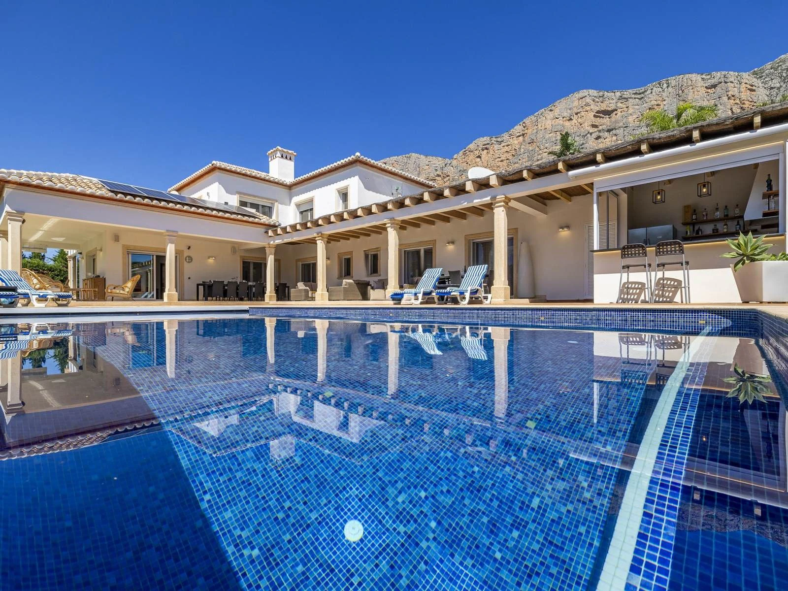 Villa de lujo con domótica, piscina climatizada y vistas al Montgó en Jávea...