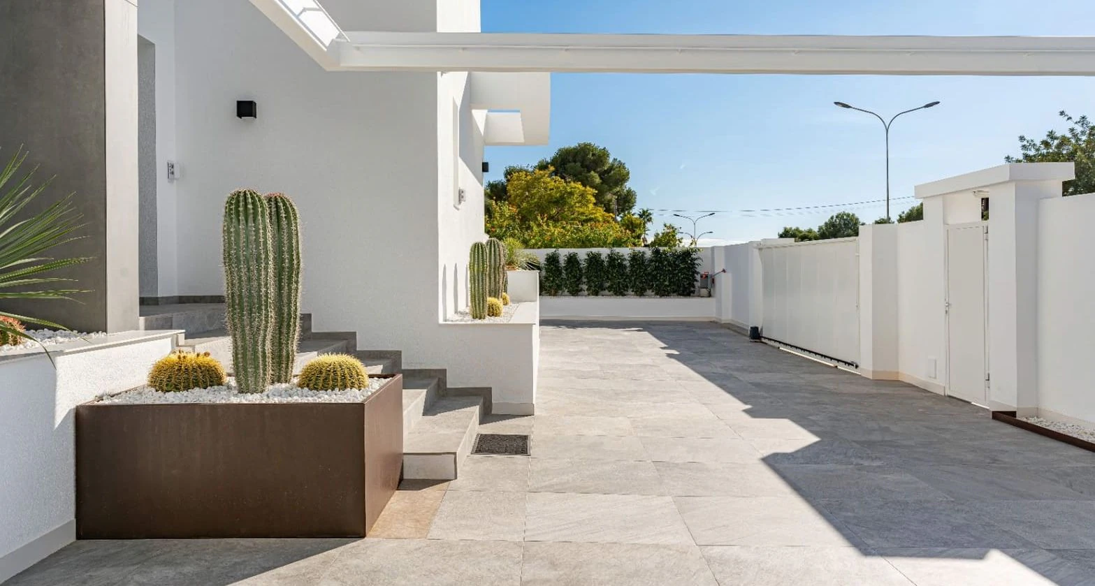 Villa moderna en Moraira con vistas al mar, amplias terrazas y ubicación privilegiada en la Costa de Benissa