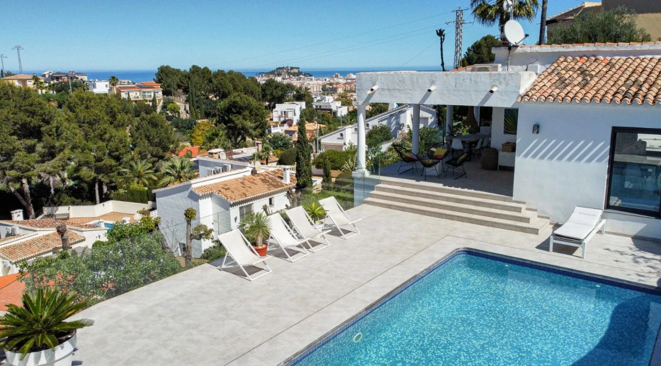 Villa méditerranéenne rénovée avec vue sur la mer à Dénia – prête à emménager.