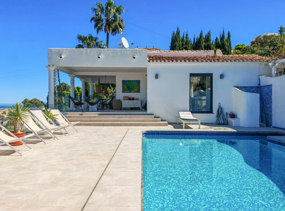 Villa méditerranéenne rénovée avec vue sur la mer à Dénia – prête à emménager.