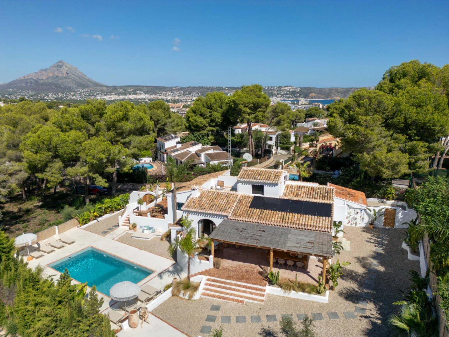 Chalet en venta de 5 dormitorios con piscina en Jávea