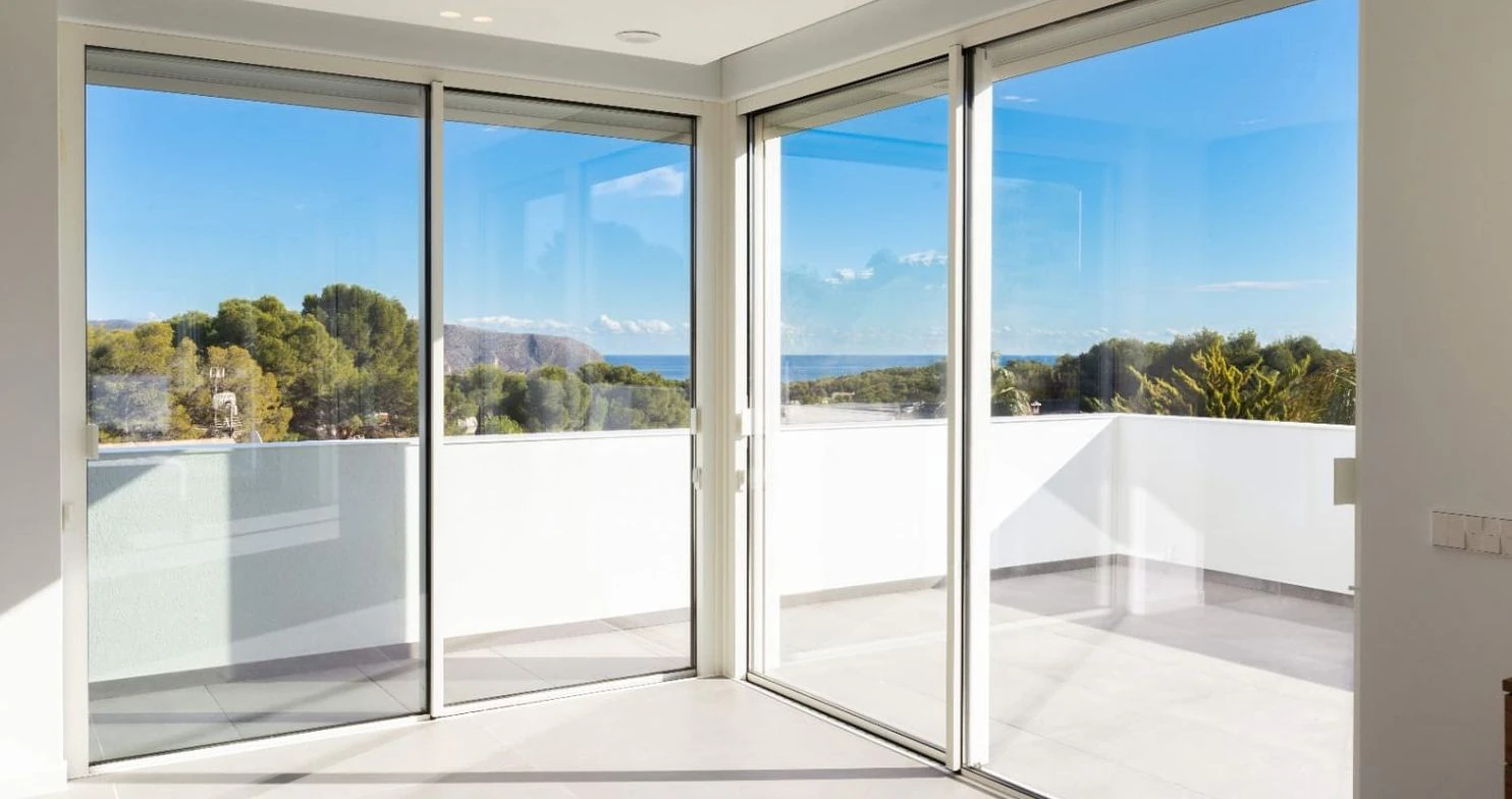 Villa moderna en Moraira con vistas al mar, amplias terrazas y ubicación privilegiada en la Costa de Benissa