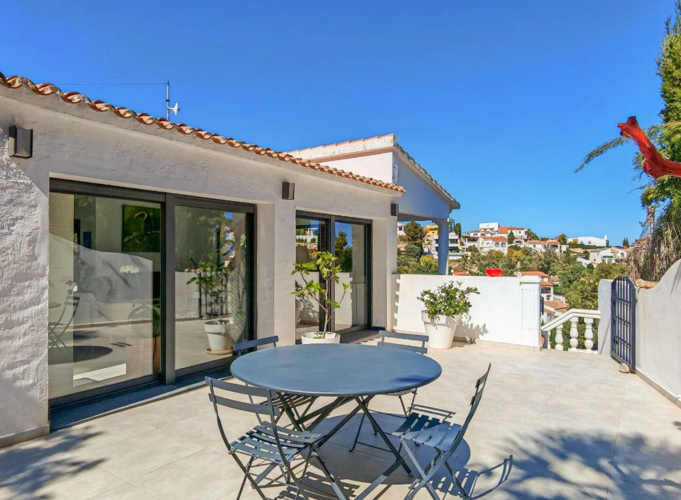 Villa méditerranéenne rénovée avec vue sur la mer à Dénia – prête à emménager.