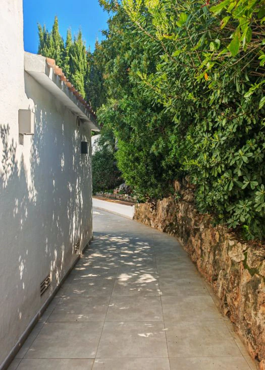 Villa méditerranéenne rénovée avec vue sur la mer à Dénia – prête à emménager.