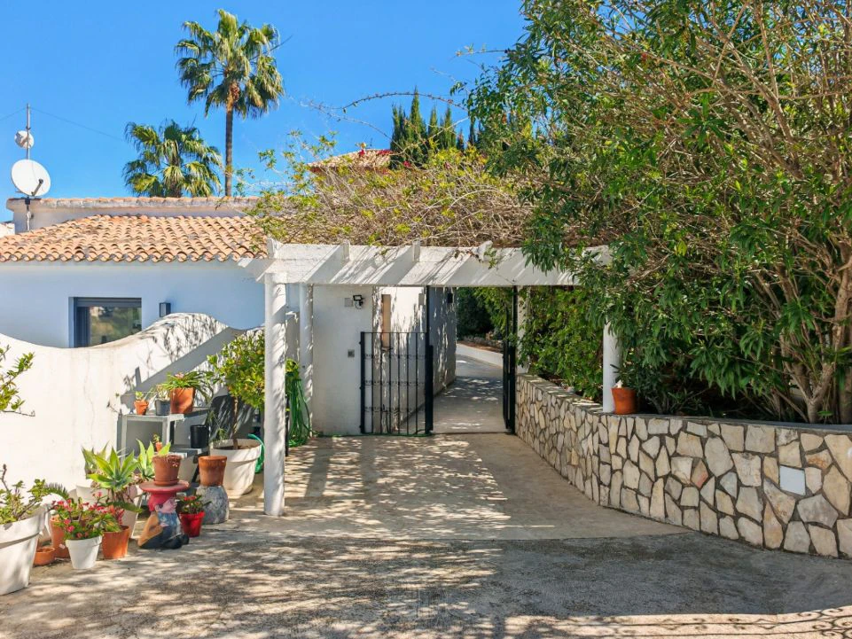 Villa méditerranéenne rénovée avec vue sur la mer à Dénia – prête à emménager.