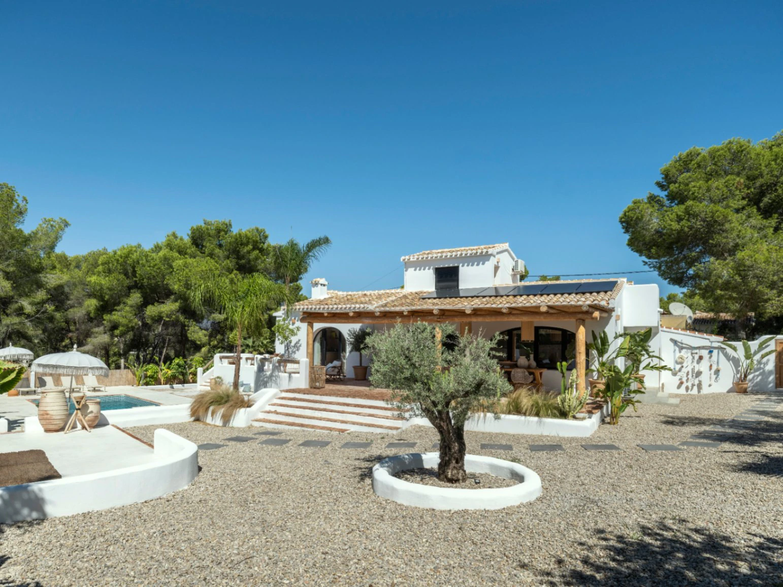 Chalet en venta de 5 dormitorios con piscina en Jávea