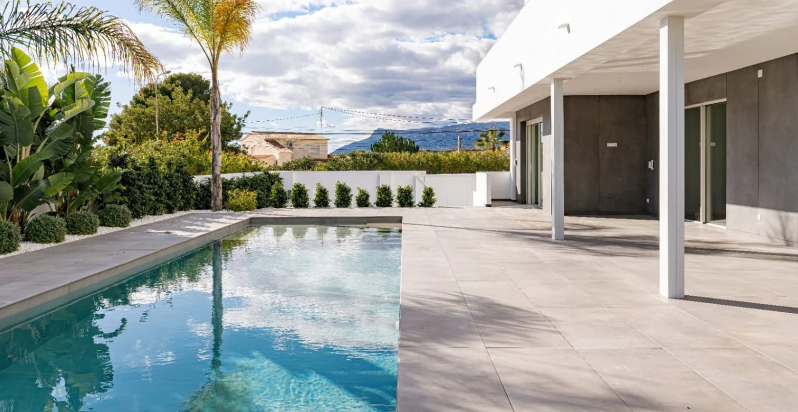Villa moderna en Moraira con vistas al mar, amplias terrazas y ubicación privilegiada en la Costa de Benissa