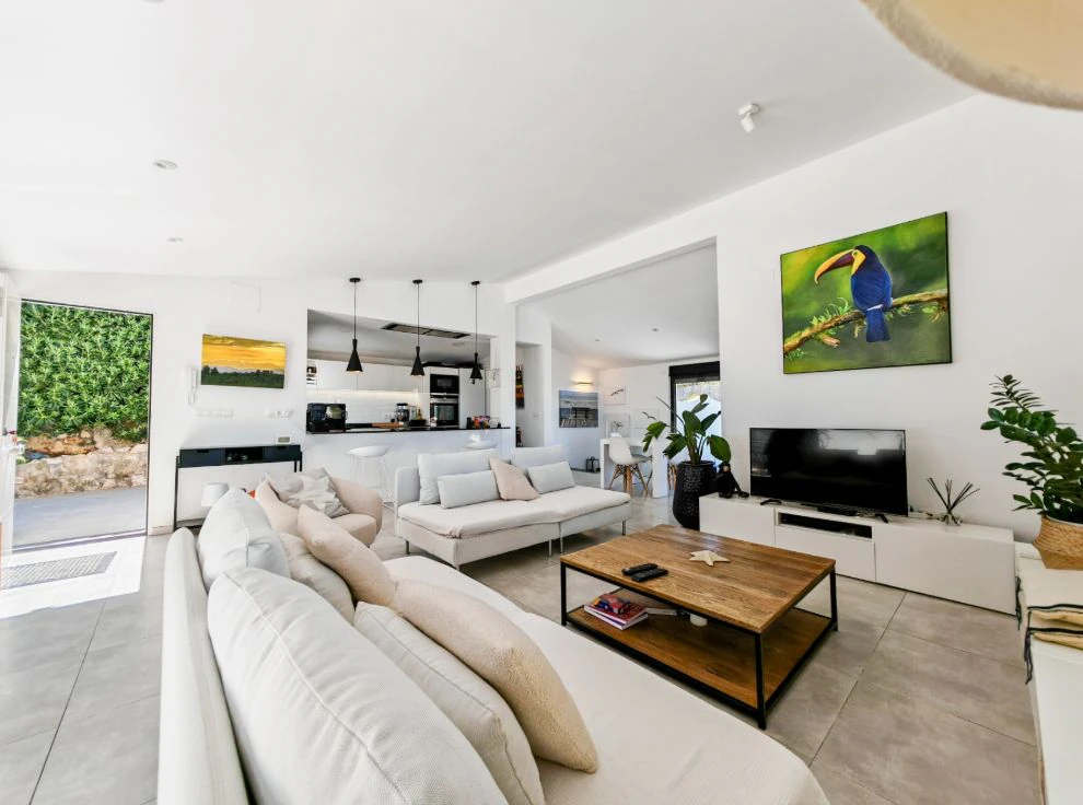 Villa méditerranéenne rénovée avec vue sur la mer à Dénia – prête à emménager.