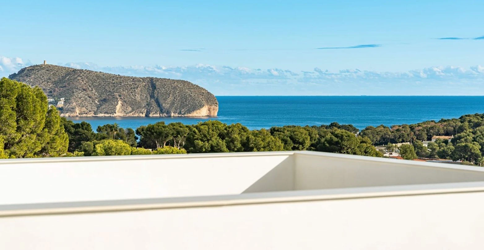 Villa moderna en Moraira con vistas al mar, amplias terrazas y ubicación privilegiada en la Costa de Benissa