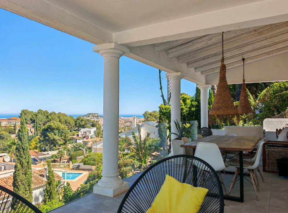 Villa méditerranéenne rénovée avec vue sur la mer à Dénia – prête à emménager.