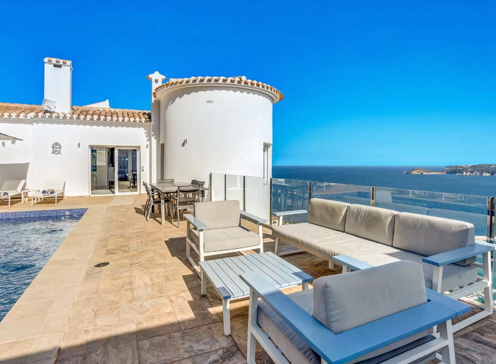 Villa contemporánea en Jávea con vistas panorámicas al mar, spa privado y diseño exclusivo...