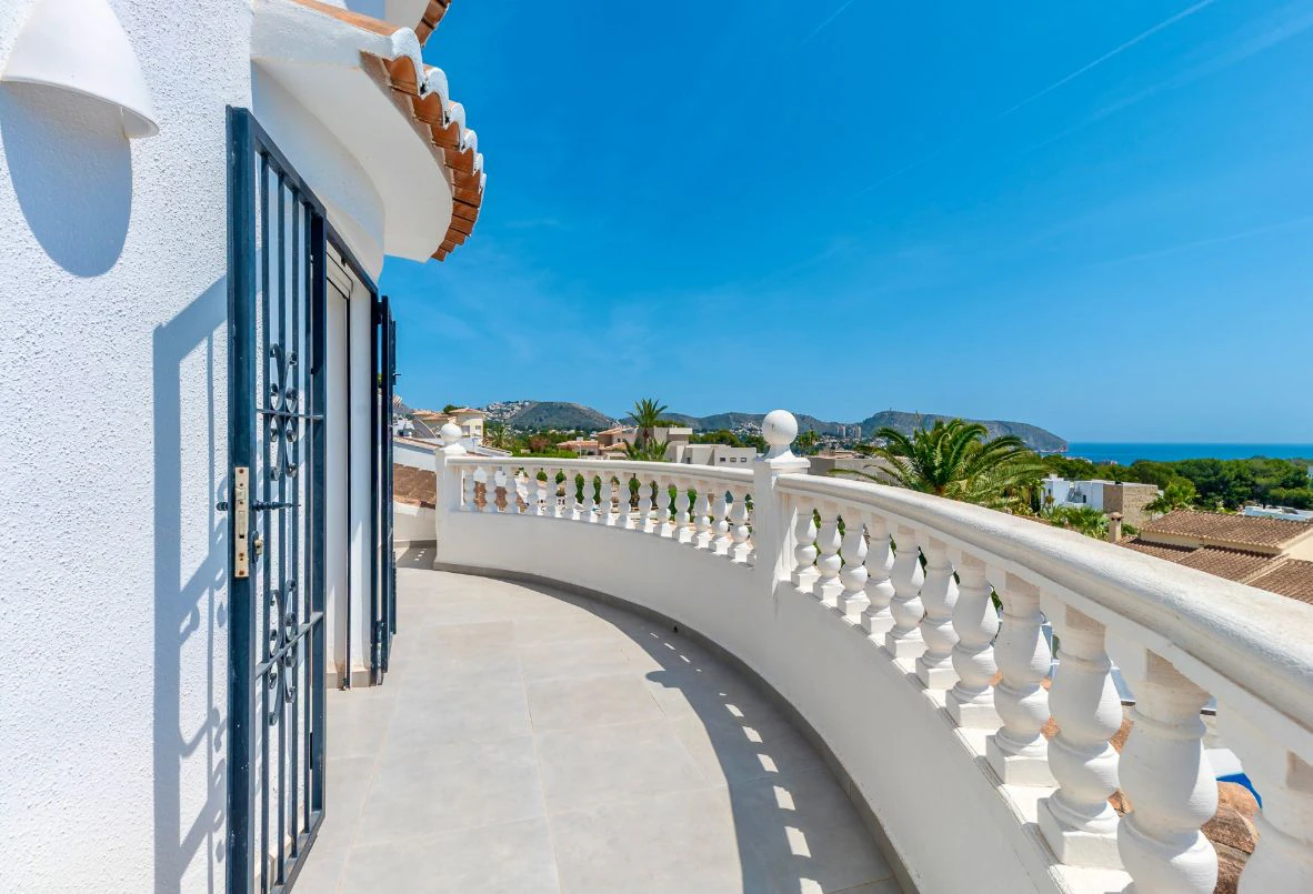 Villa rénovée à Moraira avec vue sur la mer, intimité et emplacement privilégié près du centre.