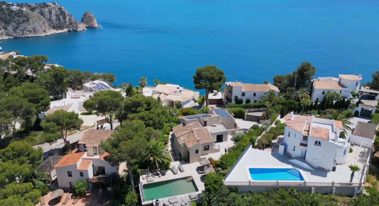 Villa boho-chic en Jávea con vistas al mar, dos viviendas independientes y piscina privada...