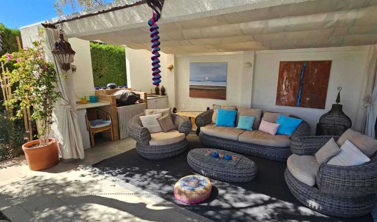 Villa renovada en primera línea de golf en San Jaime, Benissa, con vistas al mar y apartamento de invitados