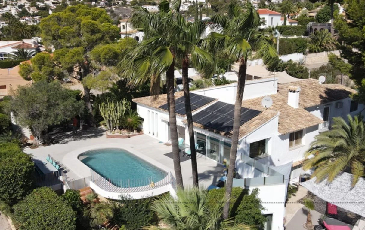 Villa renovada en primera línea de golf en San Jaime, Benissa, con vistas al mar y apartamento de invitados