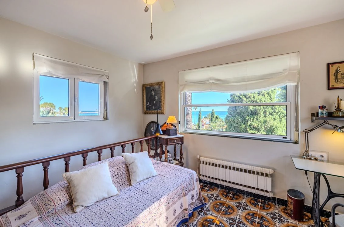Exclusieve villa met grote perceel en uitzicht op zee in Las Rotas, Dénia