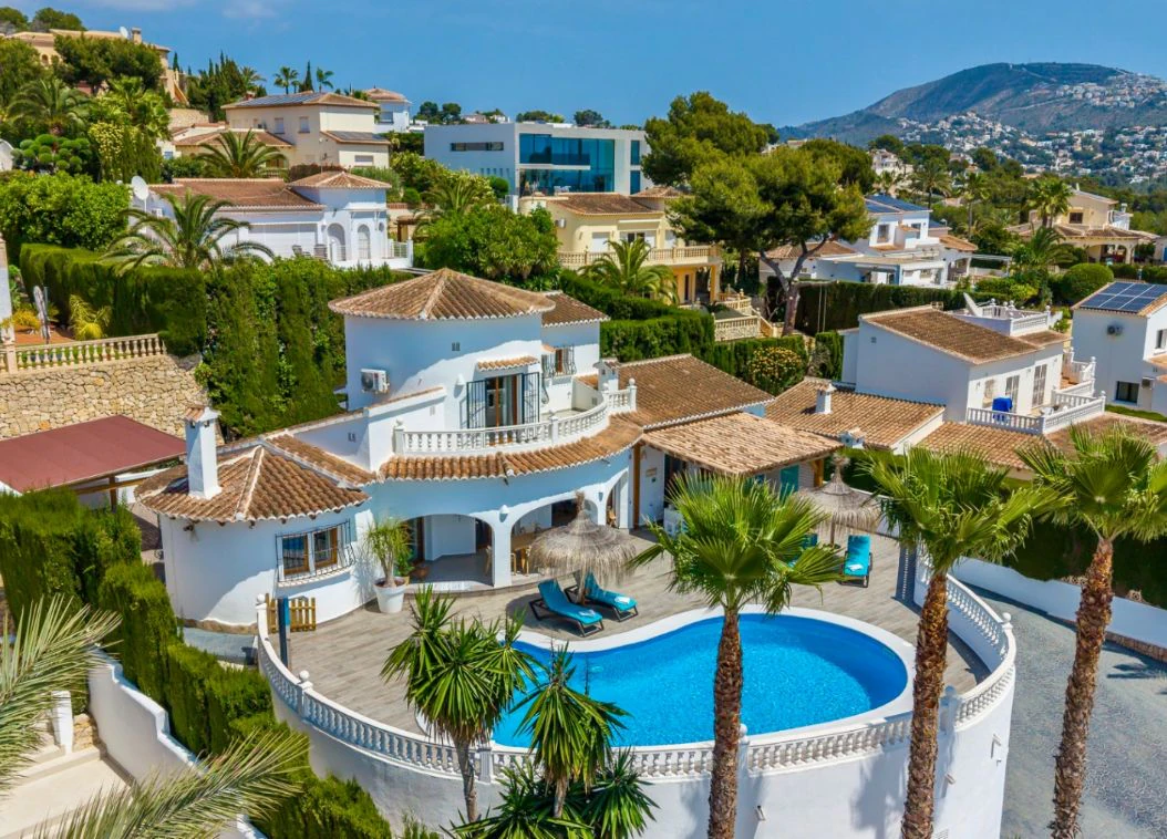 Villa rénovée à Moraira avec vue sur la mer, intimité et emplacement privilégié près du centre.