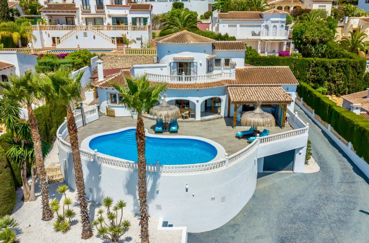 Villa rénovée à Moraira avec vue sur la mer, intimité et emplacement privilégié près du centre.