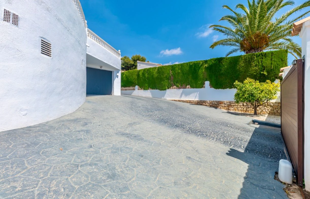 Villa rénovée à Moraira avec vue sur la mer, intimité et emplacement privilégié près du centre.