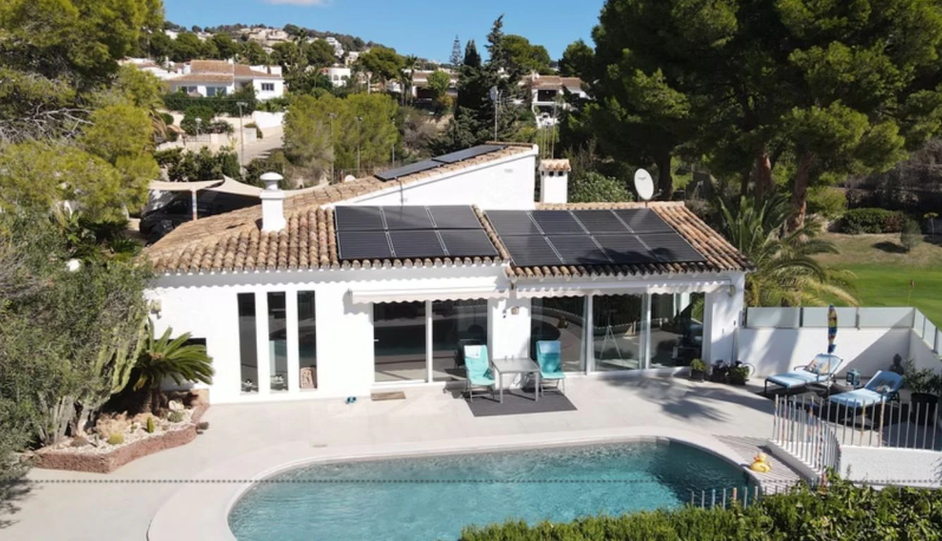 Villa renovada en primera línea de golf en San Jaime, Benissa, con vistas al mar y apartamento de invitados