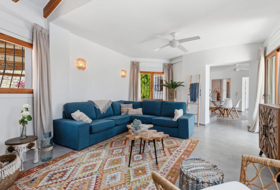 Villa rénovée à Moraira avec vue sur la mer, intimité et emplacement privilégié près du centre.
