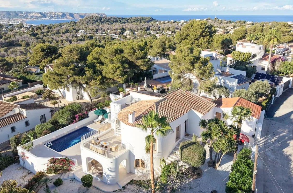 Villa mediterránea contemporánea con vistas panorámicas al mar, al Montgó y a la Cumbre del Sol en Jávea...