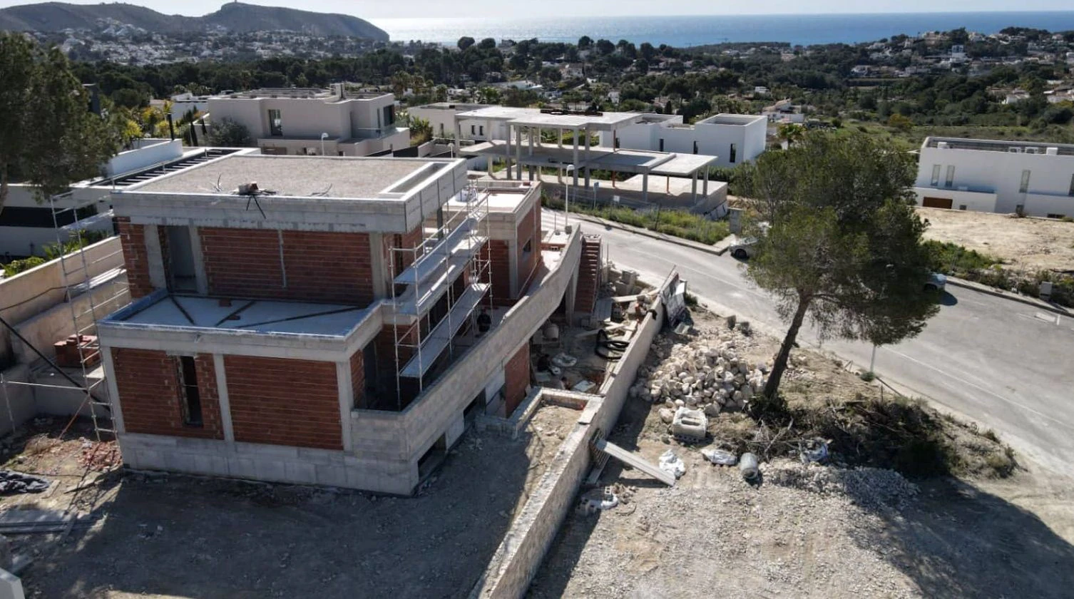 Villa de nueva construcción con vistas al mar y piscina infinita en Moraira