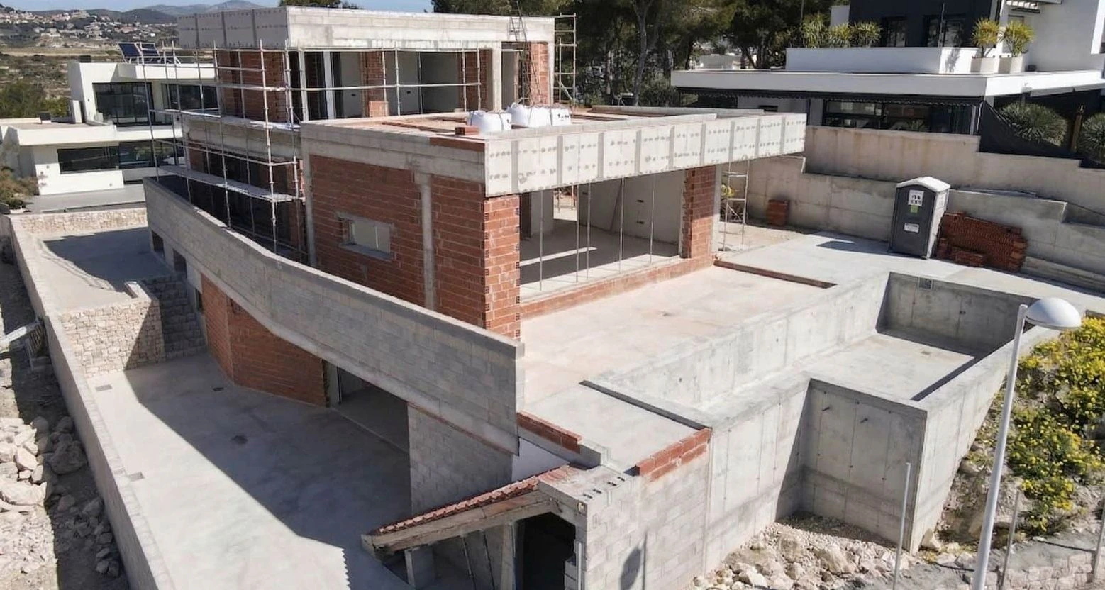 Villa de nueva construcción con vistas al mar y piscina infinita en Moraira