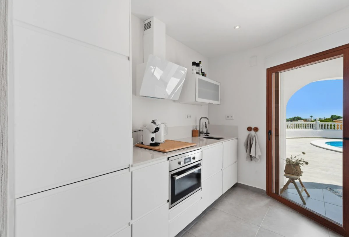 Villa rénovée à Moraira avec vue sur la mer, intimité et emplacement privilégié près du centre.